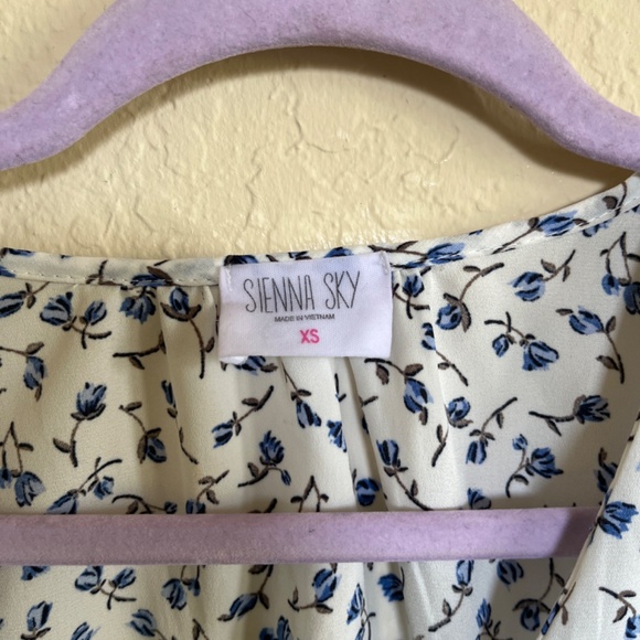 ✨Siana sky white floral blouse✨ - Picture 2 of 3